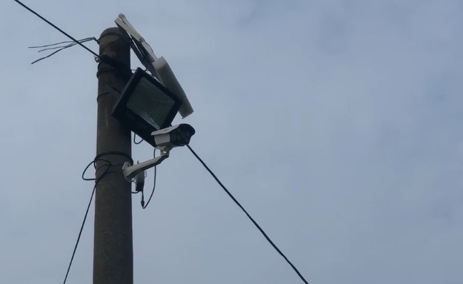 村民在親友墳墓附近安裝閉路電視監控。 網圖