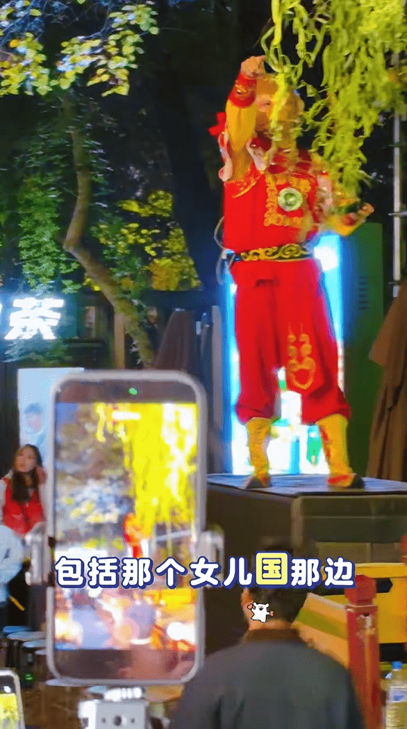 东北最强NPC“雪饼猴”见游客突晕倒，即停演出除头套疏导人潮获赞。