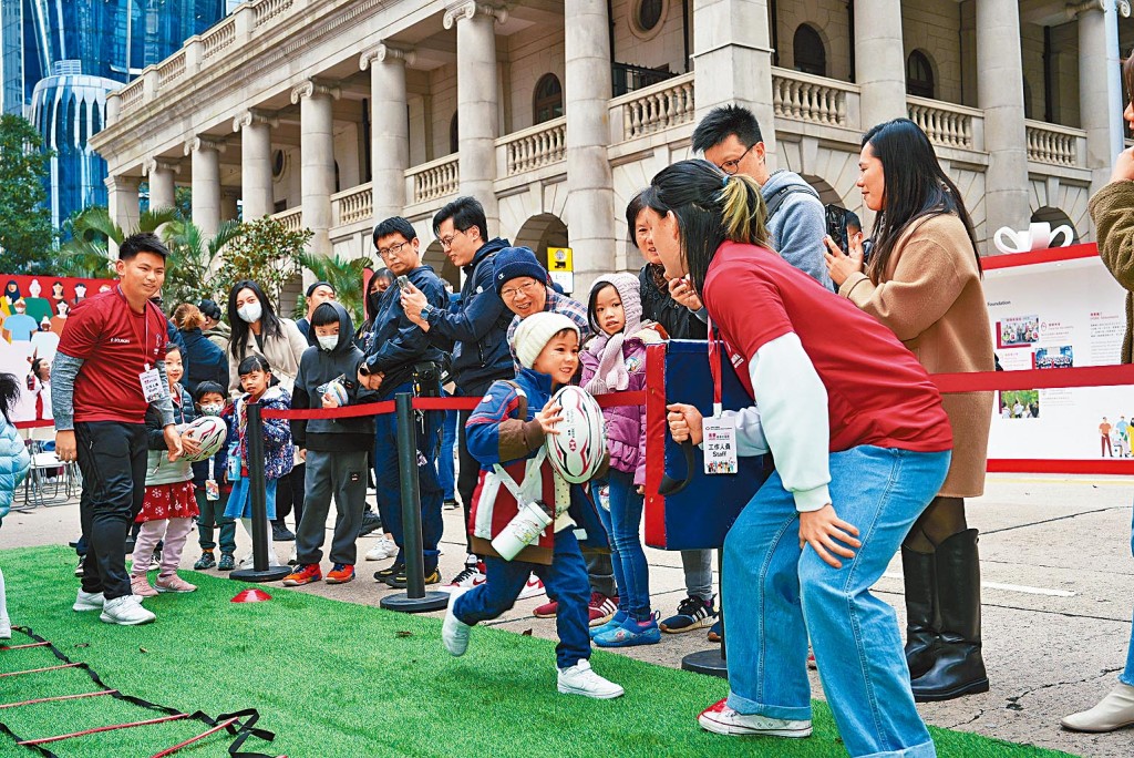 「滙豐香港社區夥伴計劃」連結本港多個社福機構夥伴，今年邀請了黑暗中對話（香港）基金會、循道衛理中心、香港欖球總會社區基金以及惜食堂於現場開設有趣互動的攤位遊戲，推動跨代共融文化。