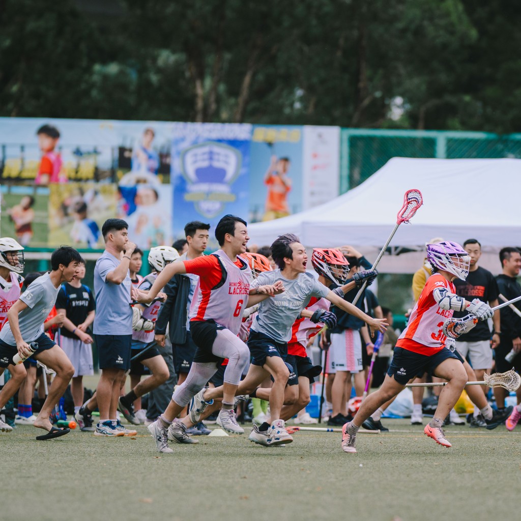 香港U16 男子队胜出一刻开心冲入场内。公关图片