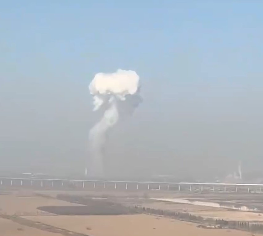 爆炸威力強大，遠處仍見半空的蘑菇雲。