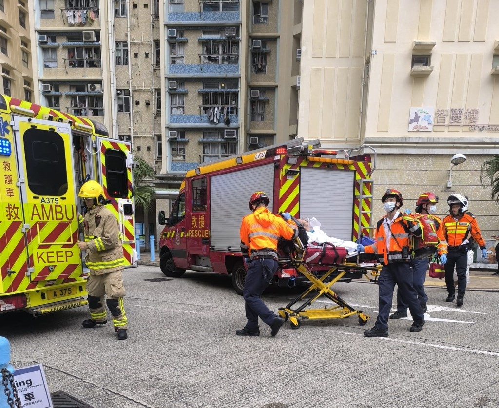傷者由救護車送院。讀者提供圖片 傷者由救護車送院。讀者提供圖片