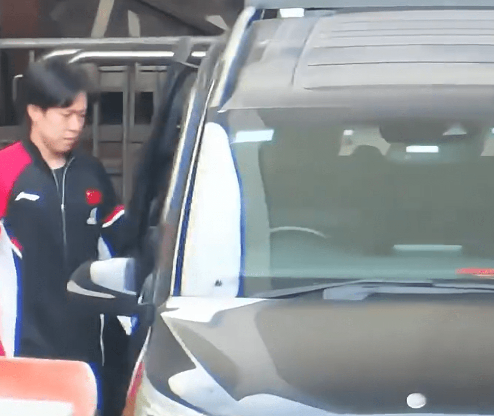 王楚钦昨日离开红馆时，全程不敢弯腰。影片截图