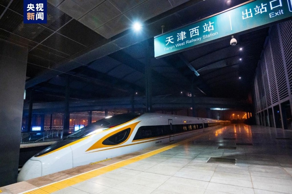 津興城際鐵路全長101公里，列車設計時速250公里。央視截圖