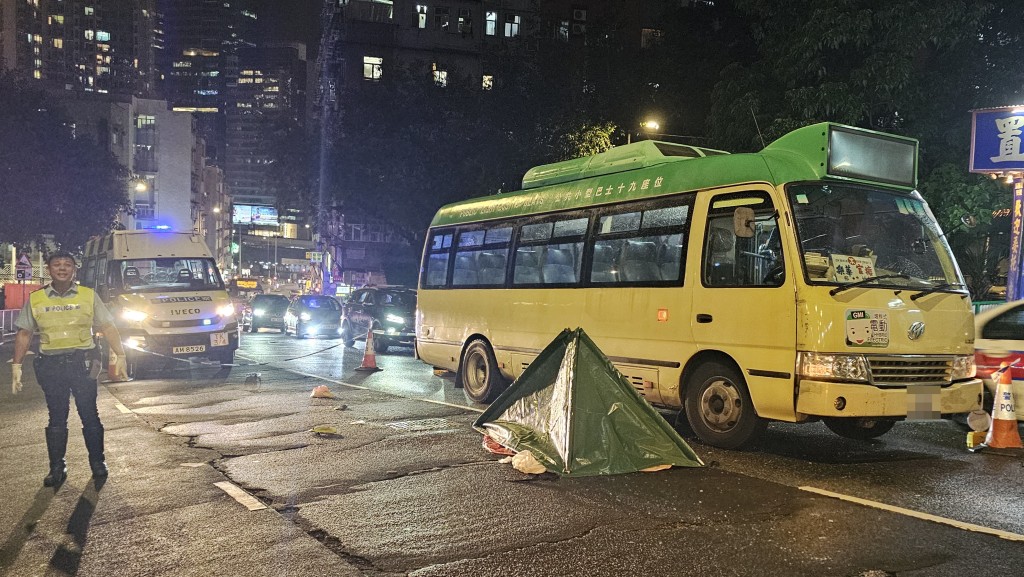 警方用绿色帐篷覆盖遗体。徐裕民摄