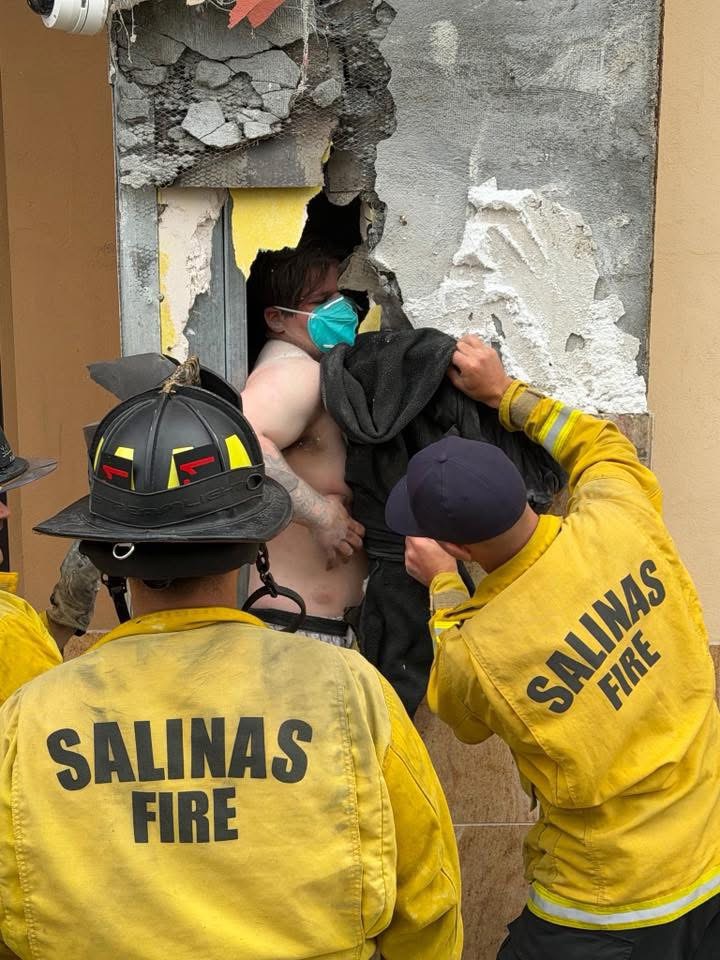 離奇被困的「笨賊」獲救無大礙。 fb / Salinas Police Department 離奇被困的「笨賊」獲救無大礙。 fb / Salinas Police Department