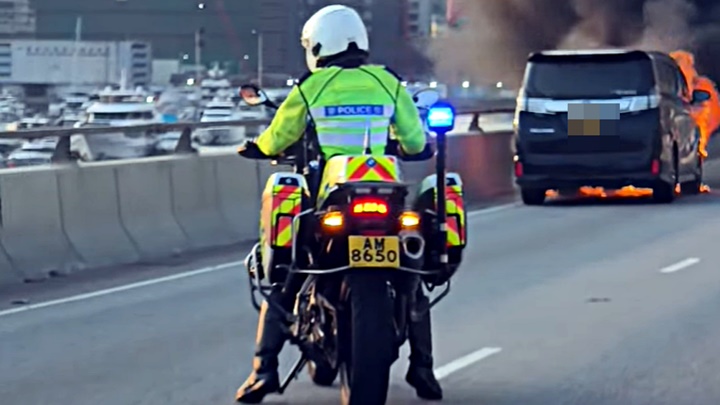 七人車火光熊熊。網圖