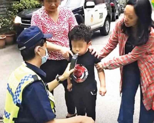 男童要接受酒測臉色蒼白及發抖。網圖