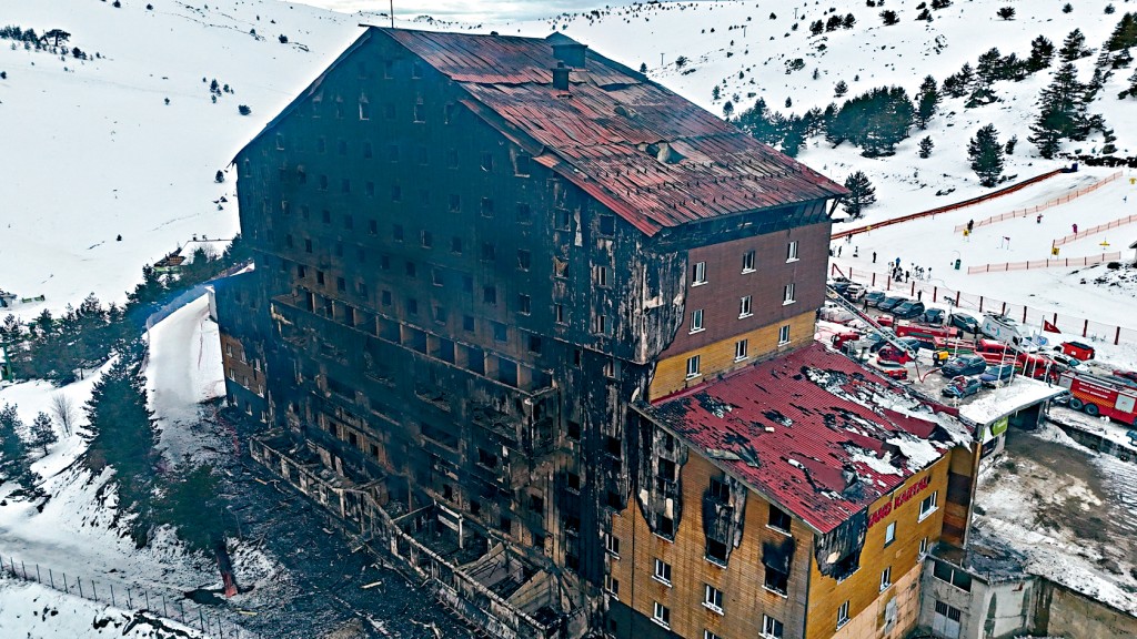 土耳其滑雪中心酒店被大火燒毀。