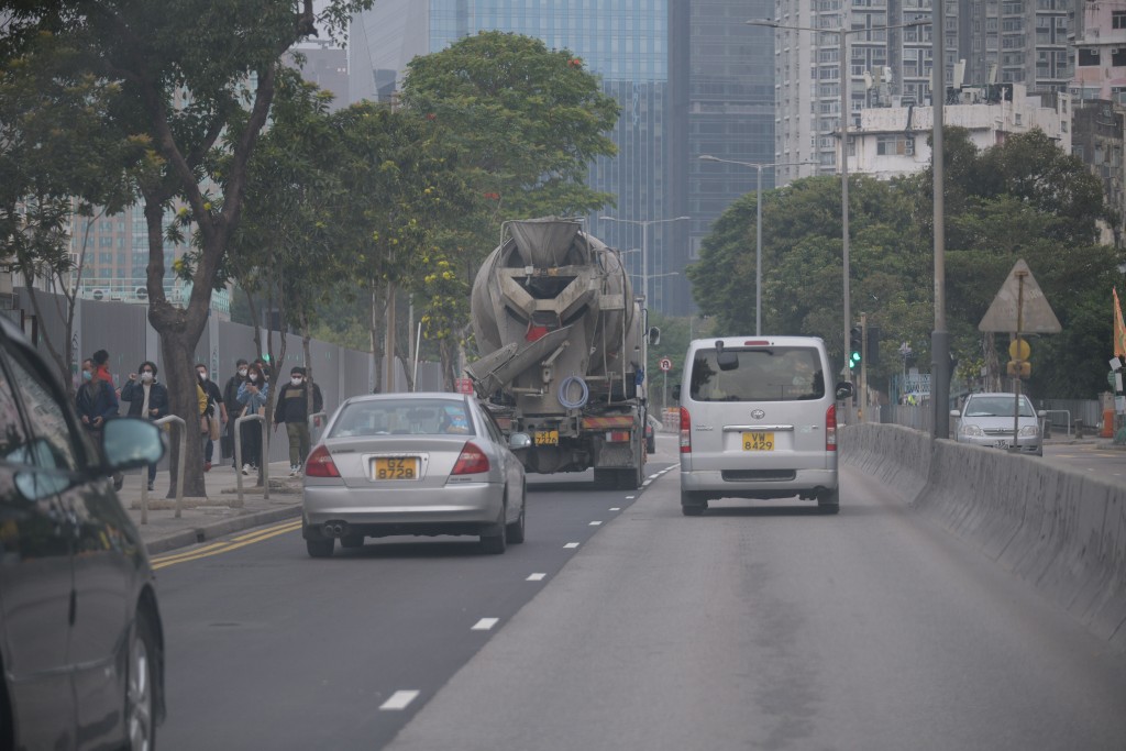 將藍隧道及跨灣連接路開通後首個工作日，早上行車暢順。梁譽東攝