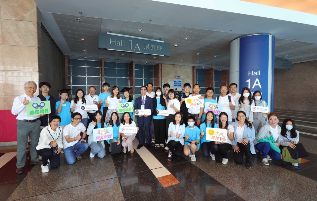 香港賽馬會主席利子厚（中）與馬會友師以及他們的學員在「共創明『Teen』計劃」畢業典禮上合照。