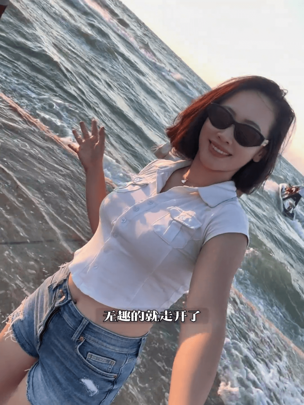 女網紅拒玩水上電單車,遭兩男夾擊圍堵漲潮海邊。 女網紅拒玩水上電單車,遭兩男夾擊圍堵漲潮海邊。
