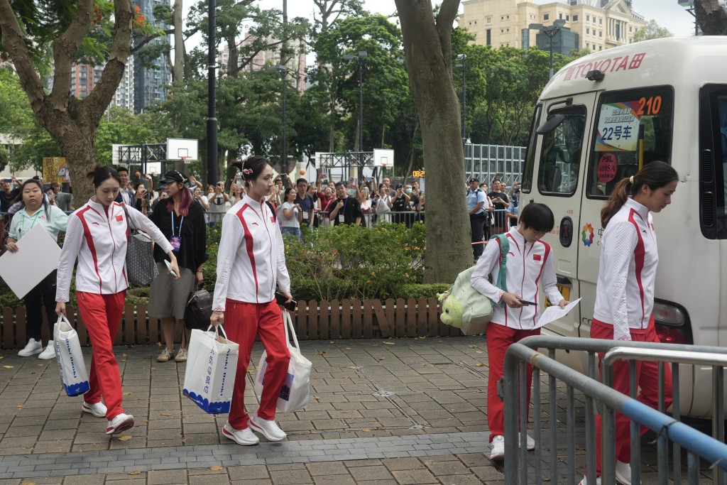 運動員抵達維園預備示範表演。