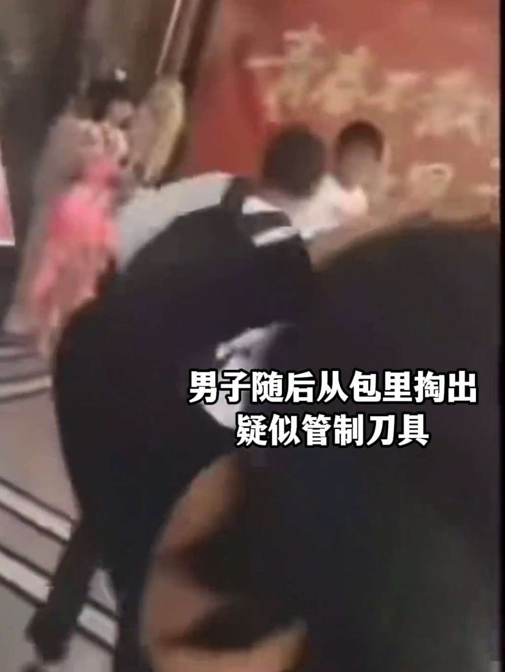 男coser轉物追著「扯髮者」。 男coser轉物追著「扯髮者」。
