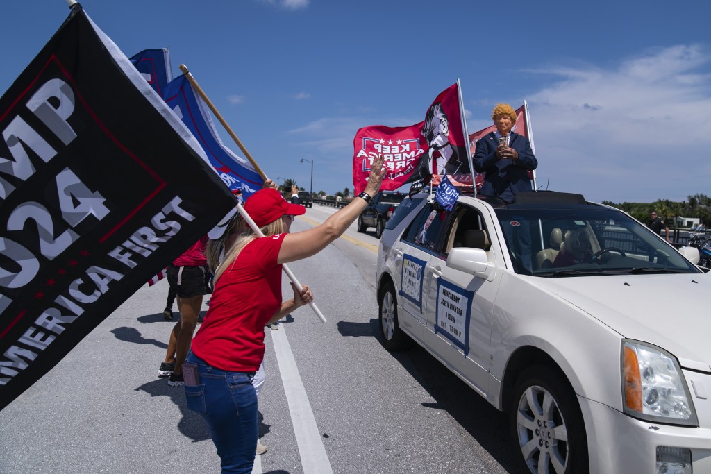 大批支持者在邁阿密通利棕櫚灘的公路上聚集，支持美國前總統特朗普。  美聯社