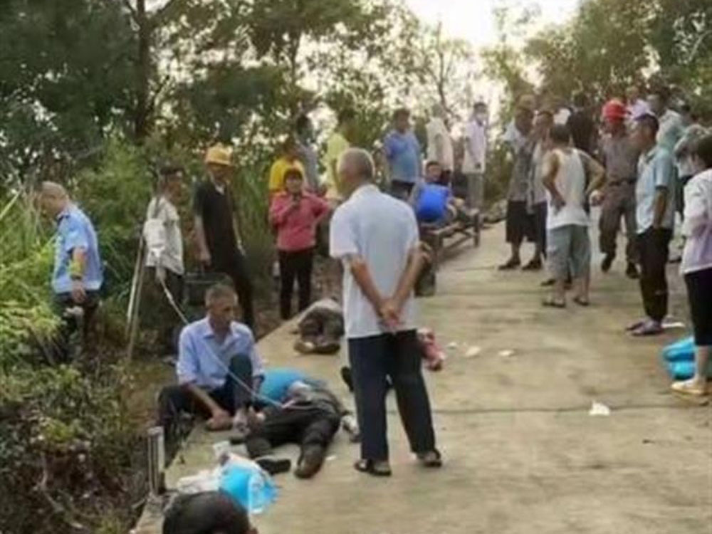 越野貨車墮崖,死傷者躺在地上,多人圍觀。