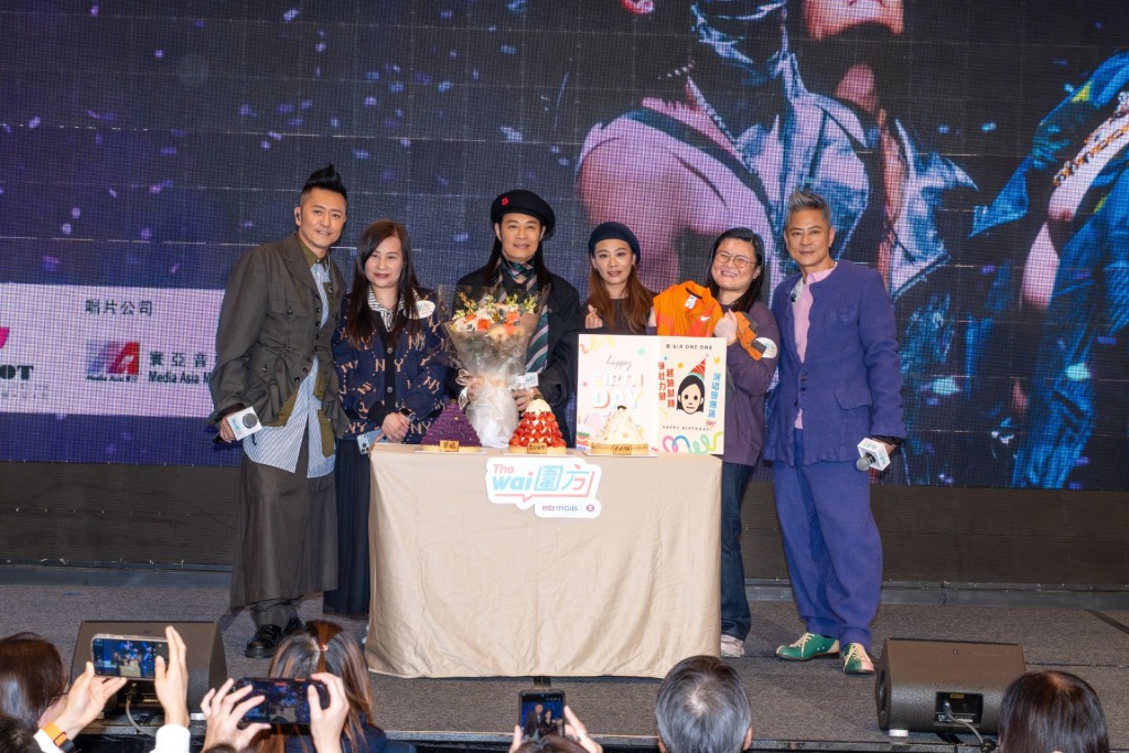 蔡一智（3号）生日，唱片公司送生日蛋糕，Fans又送礼物，全场合唱生日歌，场面温馨。
