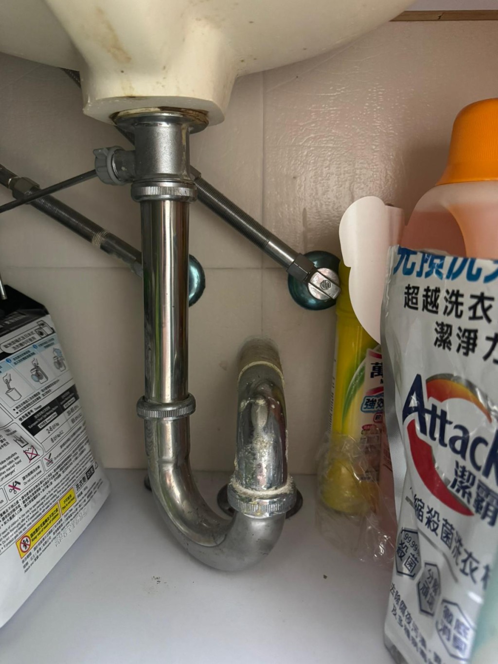 事主在家中突然聞到強烈的「垃圾味」，起初誤以為是毛巾發臭，細查之下才驚覺惡臭源頭竟是洗手盆及去水渠。