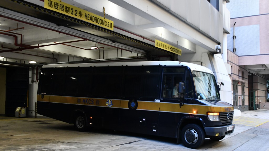 被告陳思諾、李浩源、黃澦羅、張佩善及蔡啟棉囚車駛出。