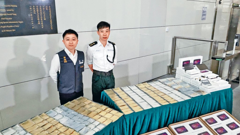 海關機場科空運貨物第三組督察陳泳言（右）及海關有組織罪案調查科特別調查第一組高級調查主任何廷俊（左），交代案情。