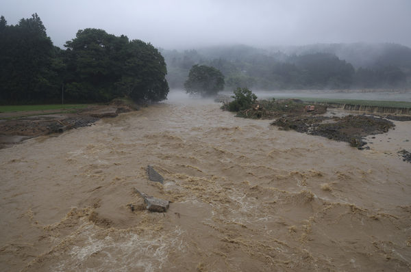 山形縣破紀錄大雨導致河川氾濫、道路崩塌。美聯社