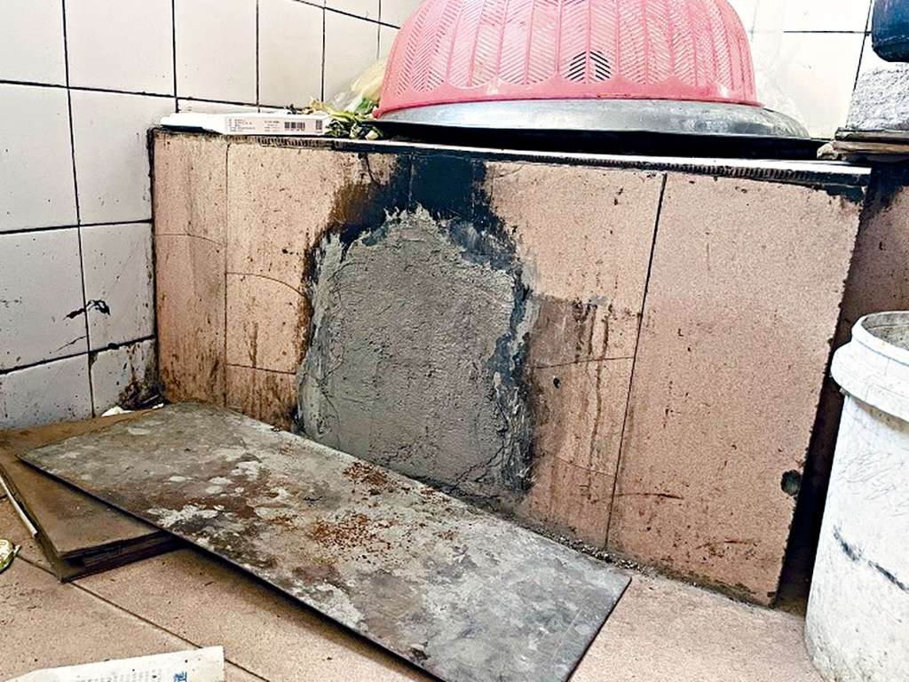 秦皇岛古城一户居民家中炉灶被封堵。