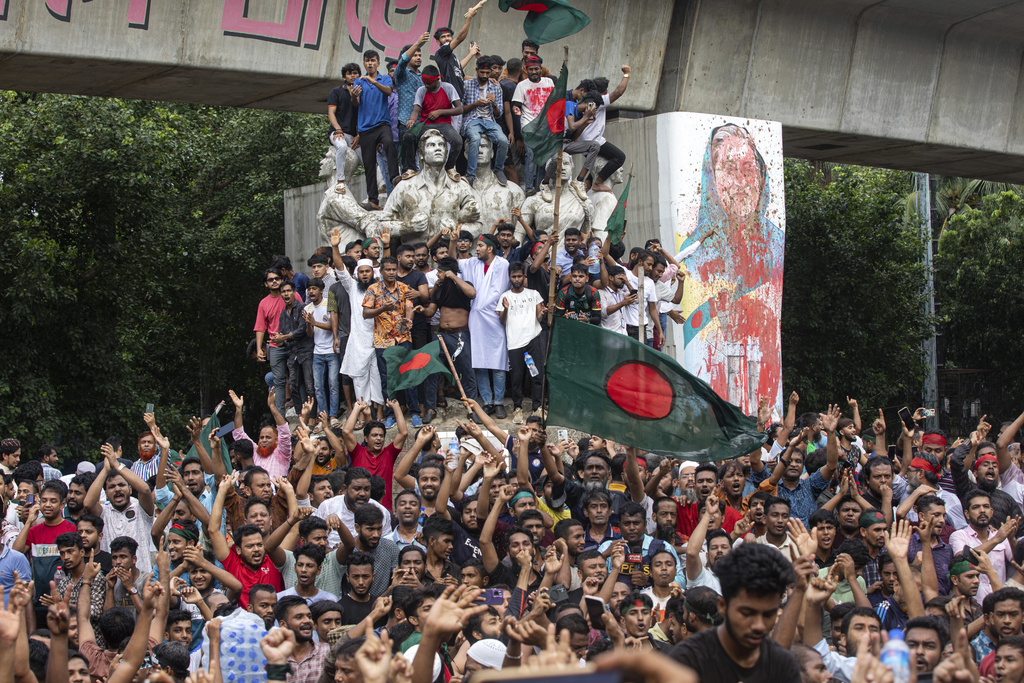 孟加拉国内早前爆发示威，要求哈西娜下台。美联社