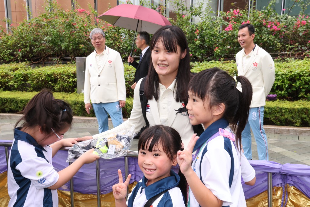   奧運港將參加勝利巡遊，柔道王嘉莉與小朋友合照。徐嘉華攝