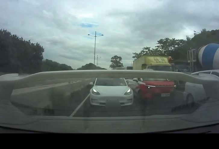 後車CＡＭ影到的士衝前。fb車cam L（香港群組）Raymond Kwong影片截圖