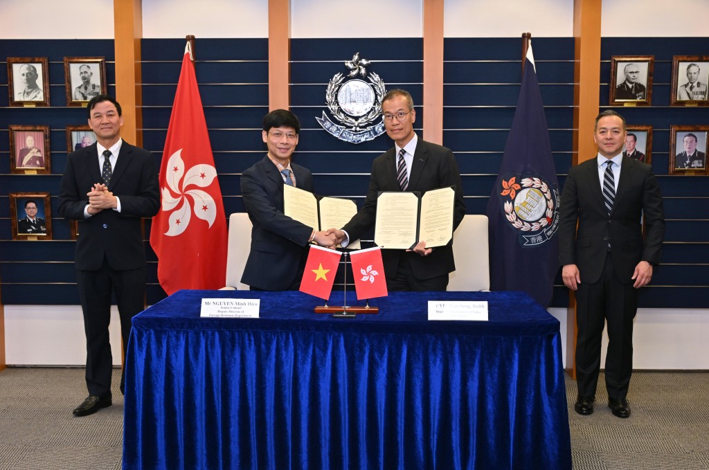 諒解備忘錄在警務處處長周一鳴(右一)和越南公安部調查警察辦公室主任陳明進中將(左一)見證下,由警務處副處長(行動)葉雲龍(右二)與越南公安部外事局副局長阮明孝大校(左二)簽署。 諒解備忘錄在警務處處長周一鳴(右一)和越南公安部調查警察辦公室主任陳明進中將(左一)見證下,由警務處副處長(行動)葉雲龍(右二)與越南公安部外事局副局長阮明孝大校(左二)簽署。