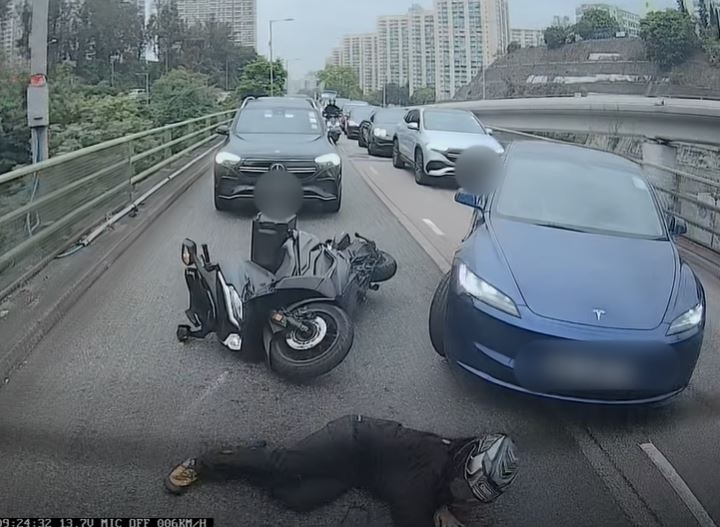 鐵騎士趴在地上。fb車cam L（香港群組）影片截圖