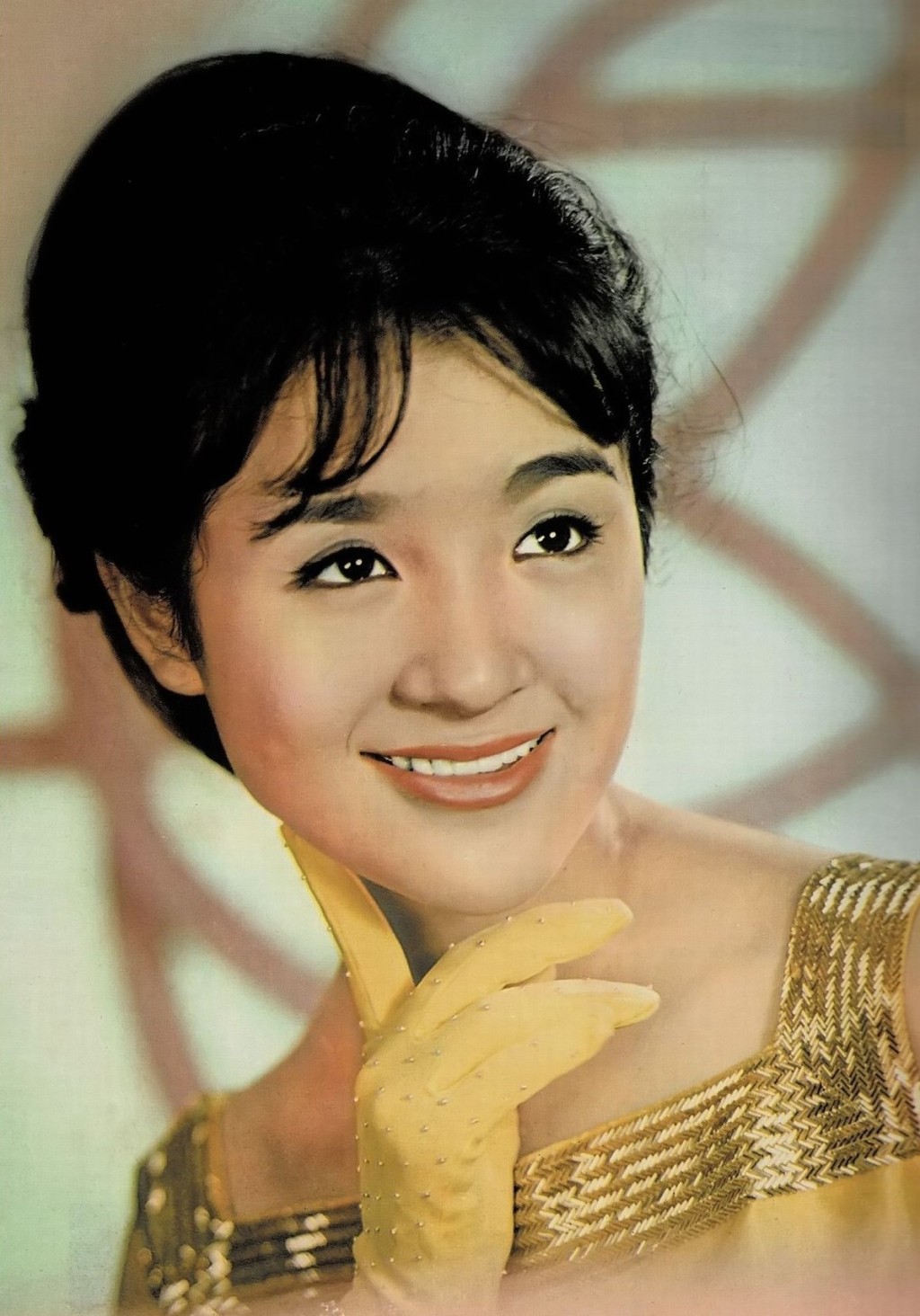 江青1962年考入邵氏電影的南國實驗劇團，與鄭佩佩結為好友。