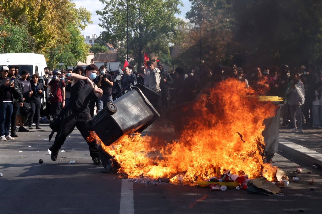 法国高中生近日爆发示威，抗议教师短缺、校舍破旧、学校资源匮乏等问题。路透社