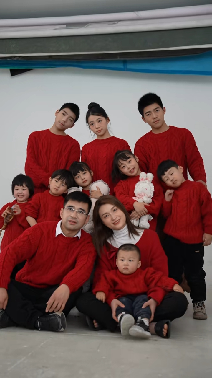 换上红衣找专业摄影师拍摄全家福，显得全家福好有挤逼感。