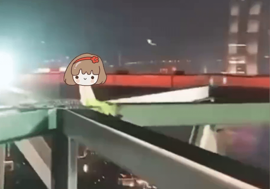 网传影片可见，一人危坐朝天门长江大桥拱架顶部。