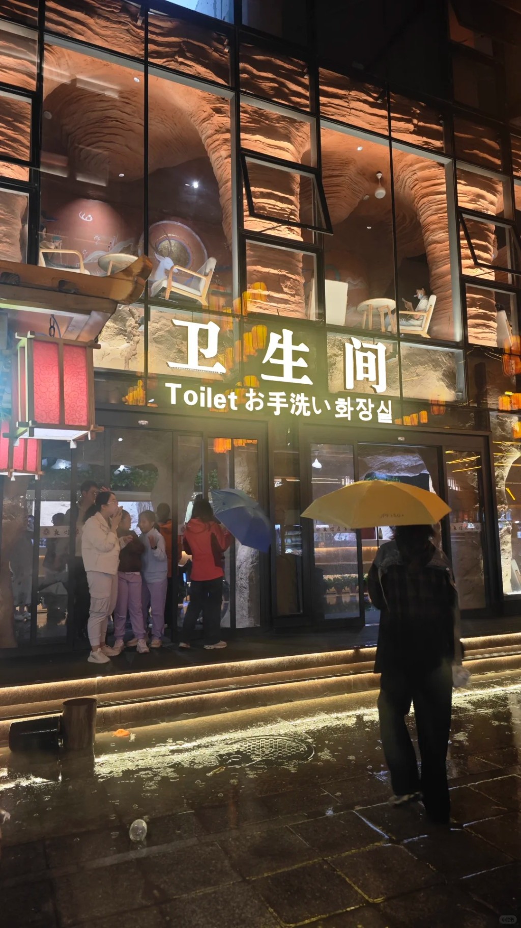 「敦煌淨界」融合高科技和敦煌文化的設計，令公廁迅成網紅景點。小紅書@暢遊青藏