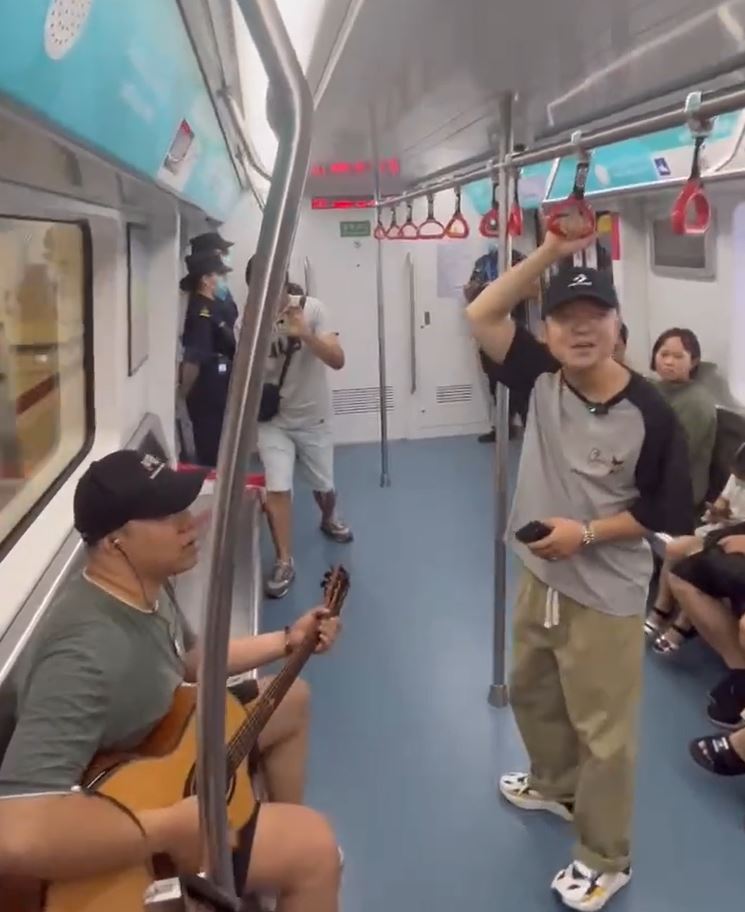 有樂隊在地鐵即席唱歌。