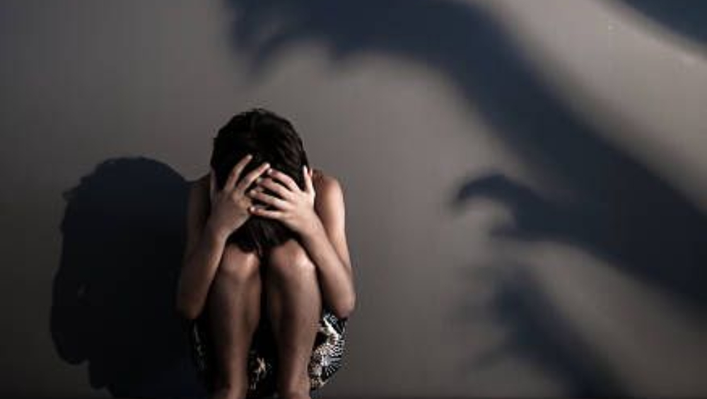 新加坡7男迷上換妻,落藥迷暈老婆輪流交換性侵。 iStock