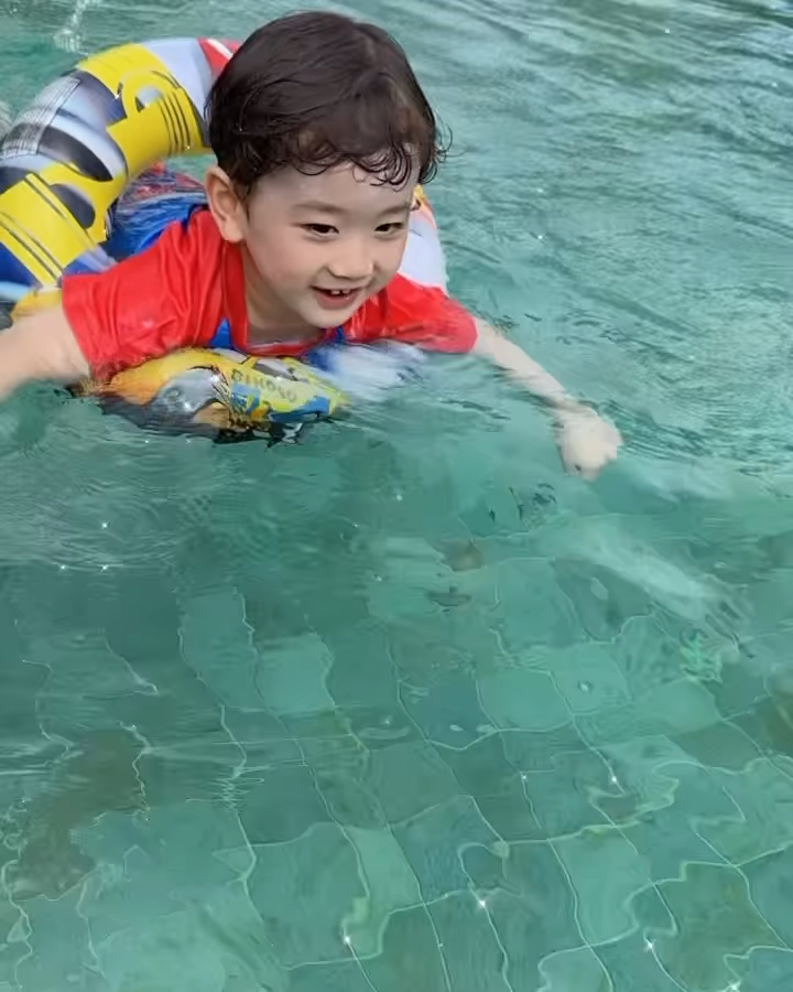 Jaco笠上水泡在泳池中開心暢泳。