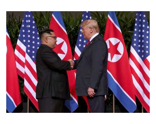 (左起)金正恩與特朗普去年6月在新加坡首次會面,雙方承諾推動朝鮮半島非核化。AP