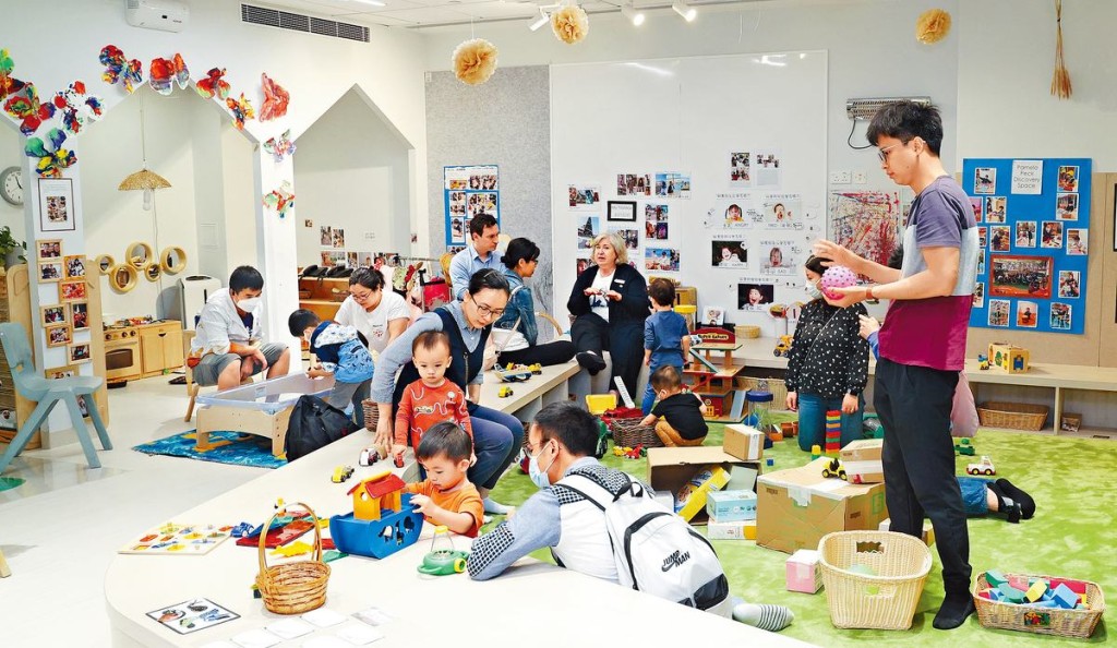 幼教部外籍主任Christine 表示,耀中的「探究式學習」令學生有很大的自由度,能按個人能力及興趣去發掘一些感興趣的課題去鑽研,「舉例,昆蟲這議題,很多學生都很感興趣,我們透過各式實際的遊戲,激發他們探索事物的能力,達至自主學習。」