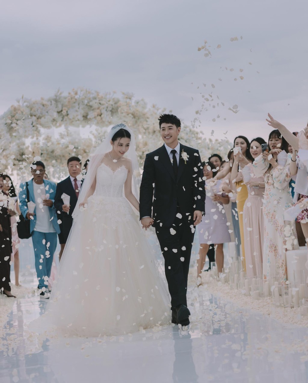 台湾歌手潘玮柏与年轻13岁的内地空姐宣云（Luna）结婚三年，今年11月底在印尼峇里岛补办婚礼。
