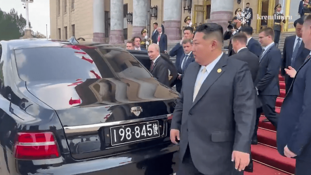 普京與金正恩登上普京的座駕，前往釣魚台國賓館舉行雙邊會談。 克宮