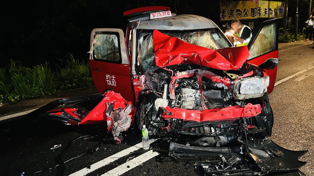 的士車頭損毀嚴重。 的士車頭損毀嚴重。