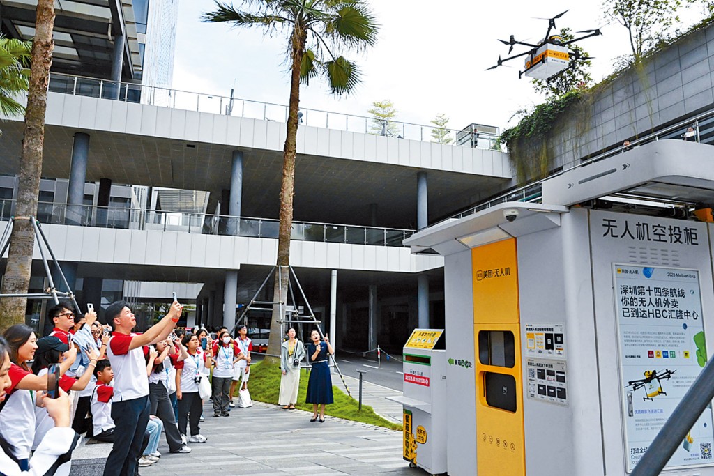 参观以科技驱动著名企业美团,了解如何使用无人机外送餐饮。