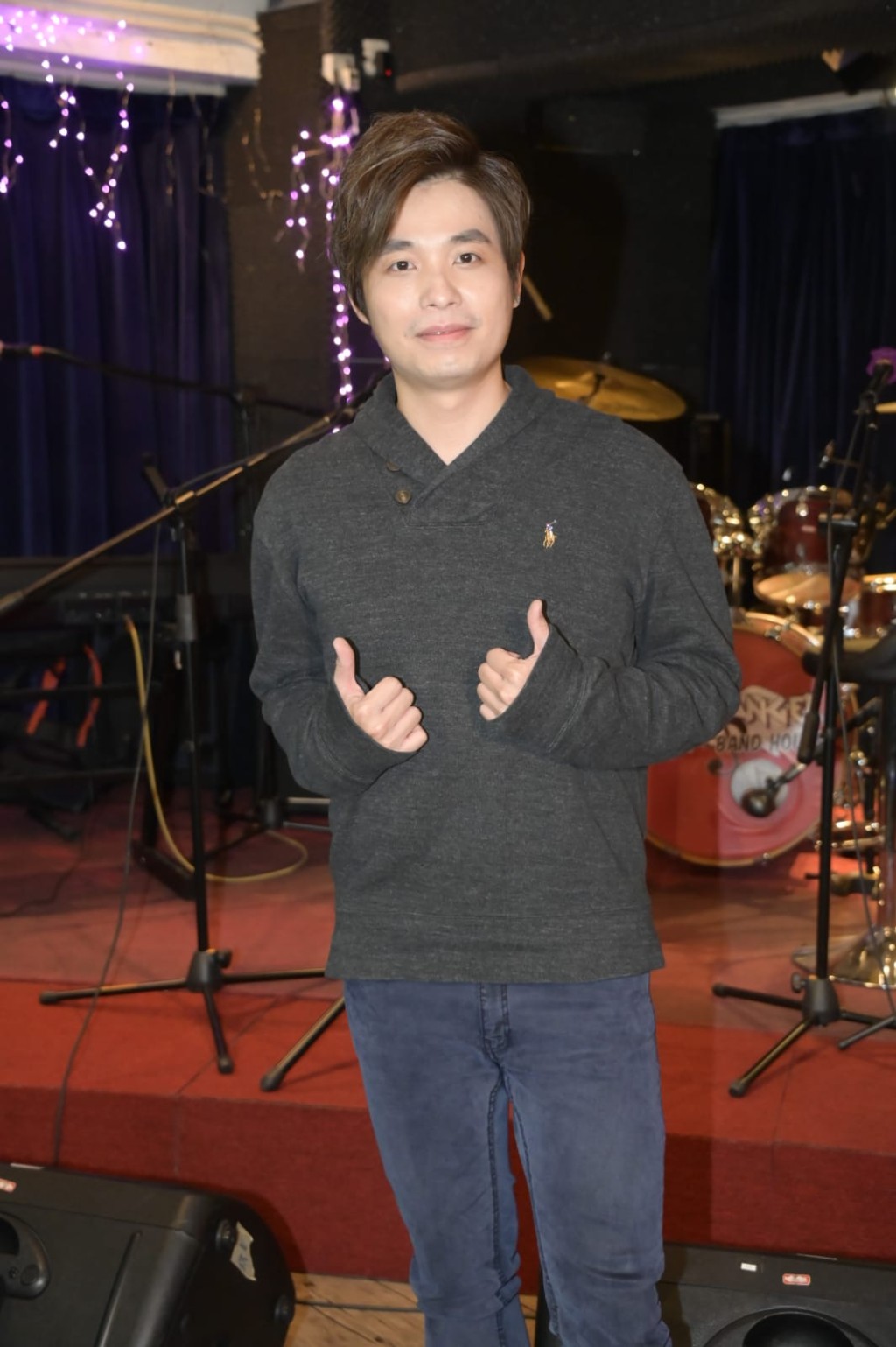 何展睿為線上音樂會錄影。