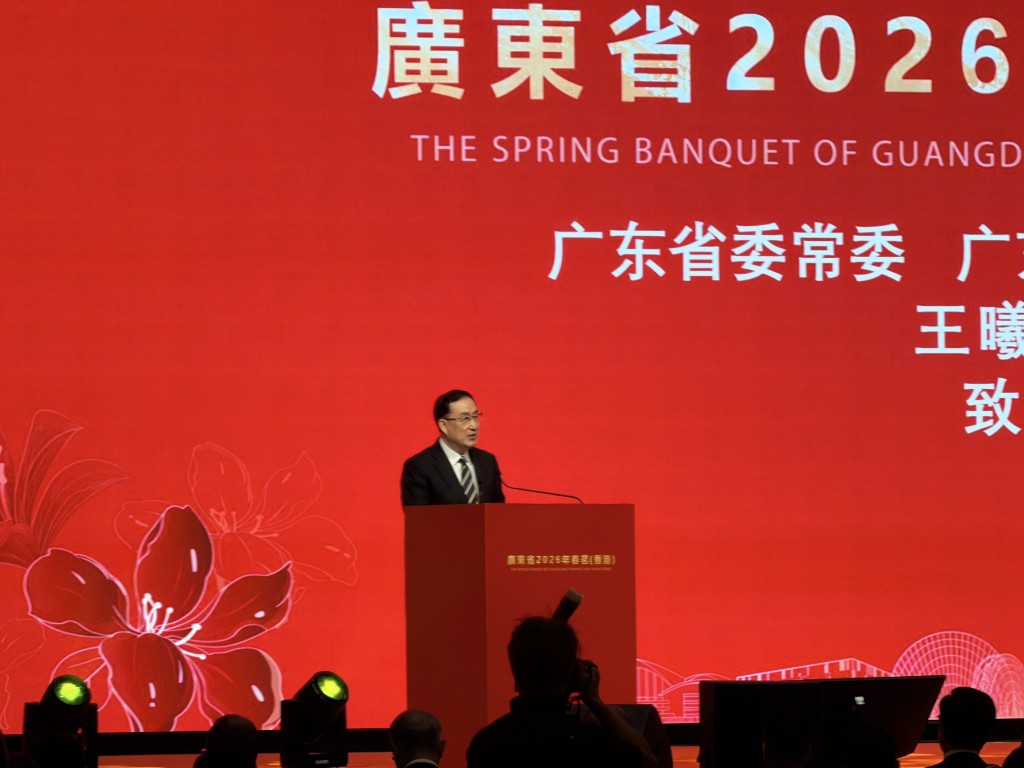 王曦說，廣東人民對香港有一份特殊、不一樣的感情，看到香港經濟社會繁榮穩定發展，感到由衷高興。