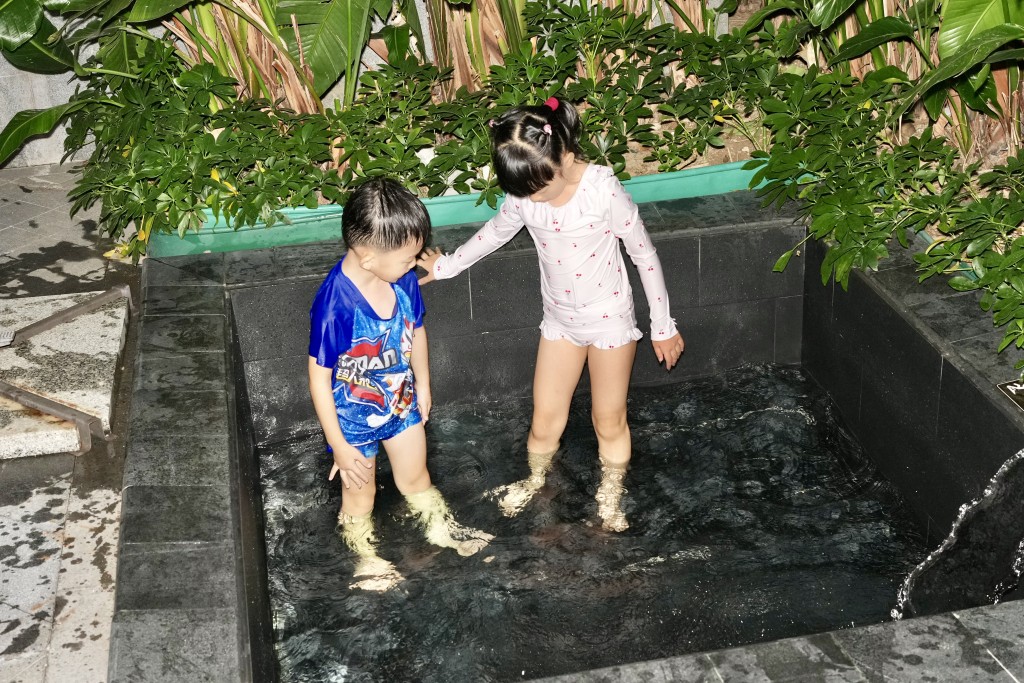 泡池被植物環繞,私隱度高,吹着海風泡澡相當舒服。(圖片來源:《親子王》) 泡池被植物環繞,私隱度高,吹着海風泡澡相當舒服。(圖片來源:《親子王》)