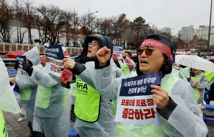 南韓醫生多次發起集會，抗議政府增加醫科生名額。路透社
