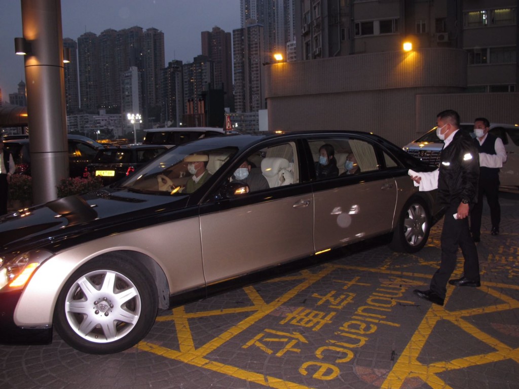 二人乘私人座駕到養和。